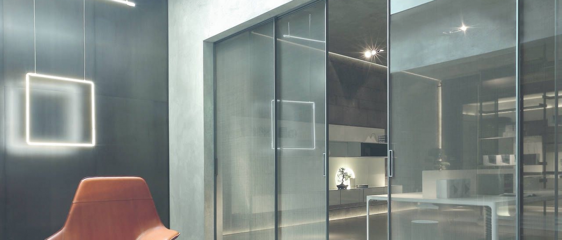 Раздвижные и складные двери в гостиную: скрыть, объединить или разделить пространство